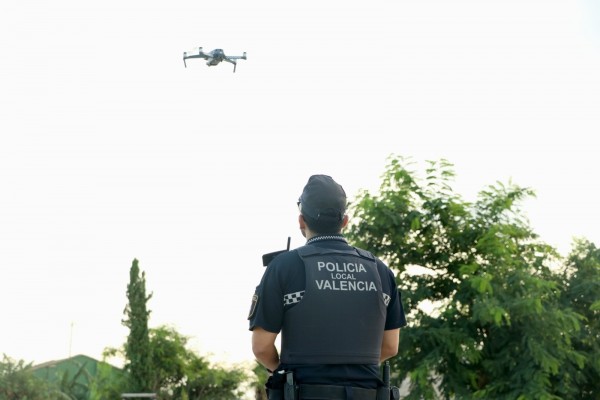 La Policía Local vigila con drones los caminos y solares para atajar los vertederos ilegales