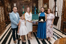 Clara Sanz recibe de la alcaldesa de Castellón la banda de Reina de las Fiestas de la ciudad 2026