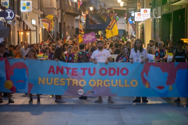Elche clama 'Ante tu odio, nuestro orgullo' en una marcha LGTBIQ+ reivindicativa y multitudinaria 