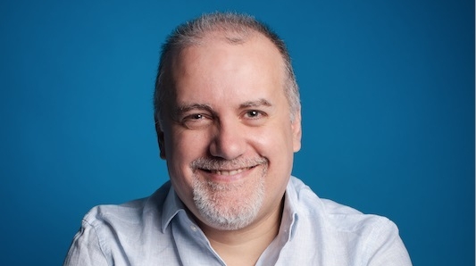 El pianista Josu de Solaun llega al Teatro Principal de Alicante para presentar 'Sombras y resplandores'