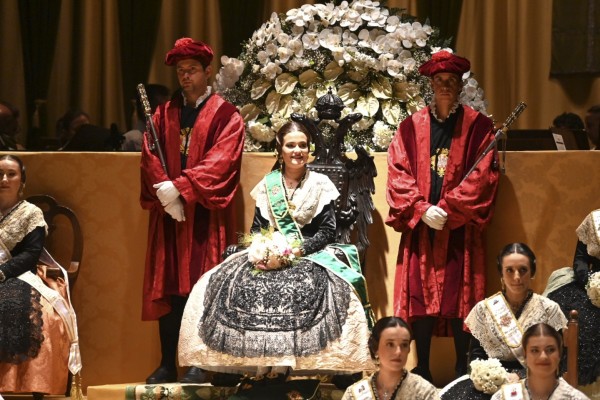 Castelló aplaude y encumbra a Clara Sanz como Reina de las fiestas de la Magdalena 2026