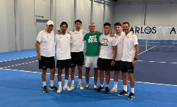 Alcaraz entrena en la nueva pista dura cubierta en las inmediaciones de El Palmar para adaptarse a la Copa Laver
