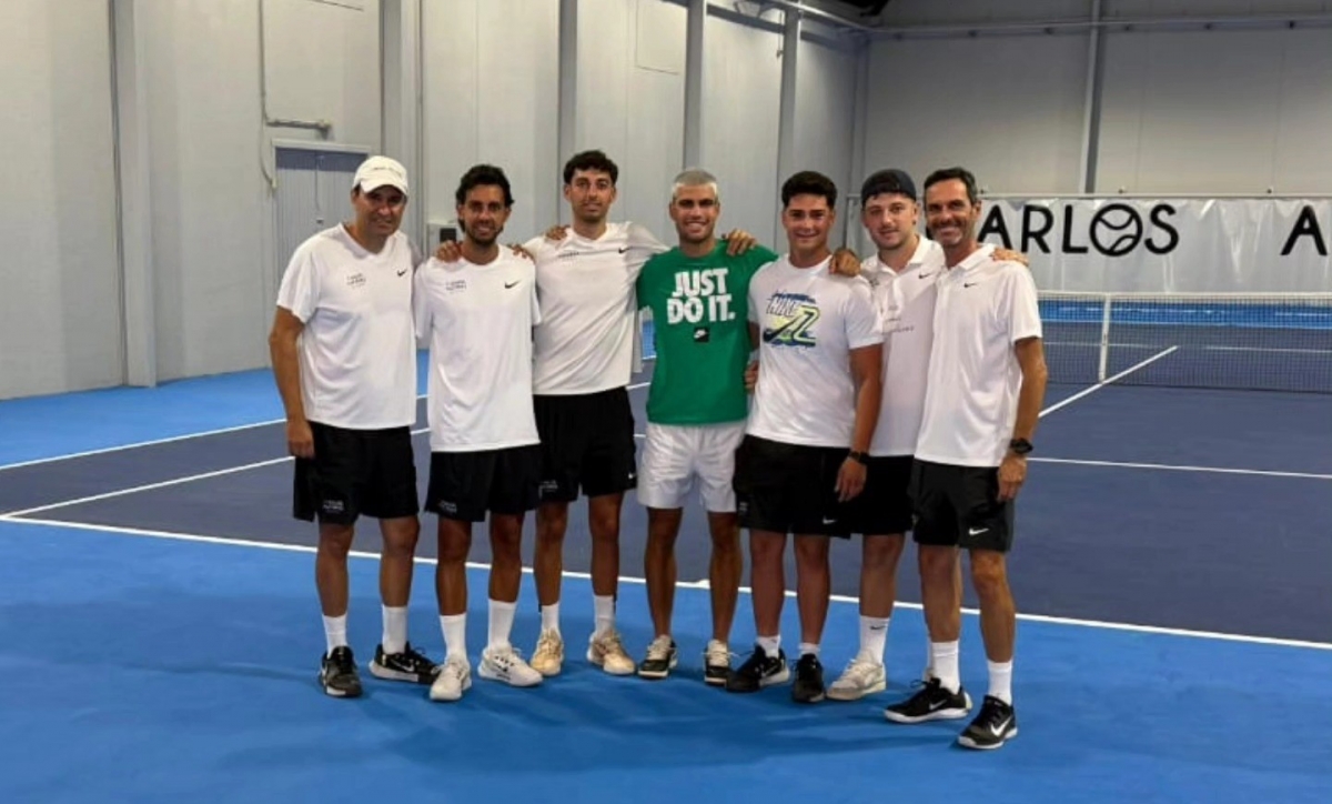 Alcaraz entrena en la nueva pista dura cubierta en las inmediaciones de El Palmar para adaptarse a la Copa Laver
