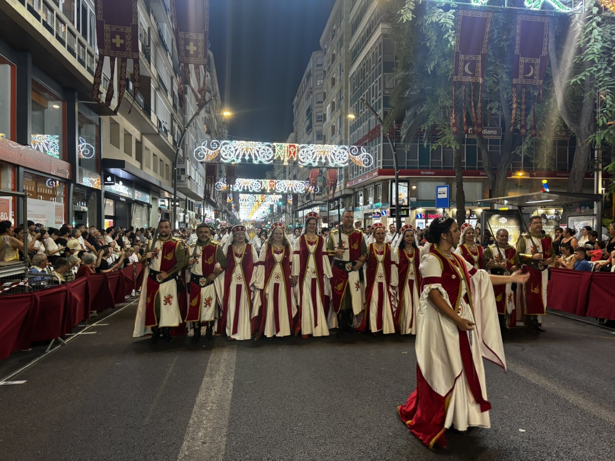Kábilas y Mesnadas inundan las calles de Murcia en el desfile de Moros y Cristianos