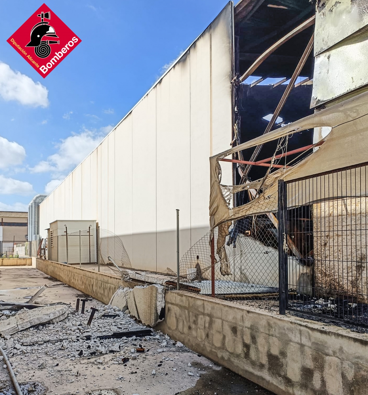 Los bomberos sofocan un incendio en una nave industrial de Crevillent