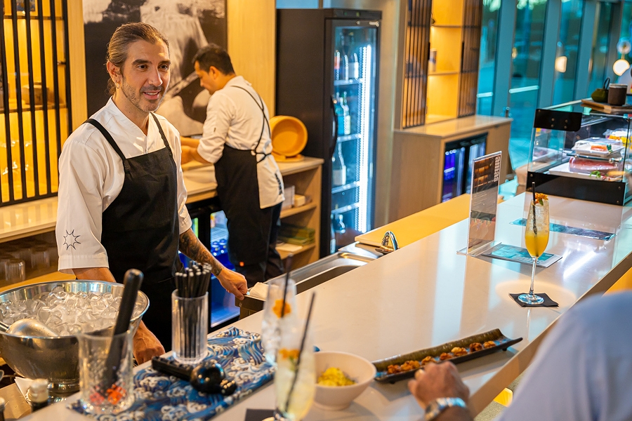 Diego Laso, muy pendiente en todo momento de los clientes y de los otsumamis, de creación propia. - Imagen: José Palazón Diego Laso, muy pendiente en todo momento de los clientes y de los otsumamis, de creación propia.