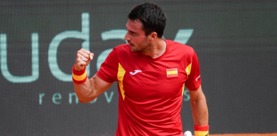 El valenciano Pedro Martínez desquicia a Rune y empata la serie para España