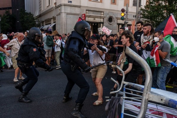 Manifestantes propalestinos impiden que la Vuelta finalice su última etapa en Madrid