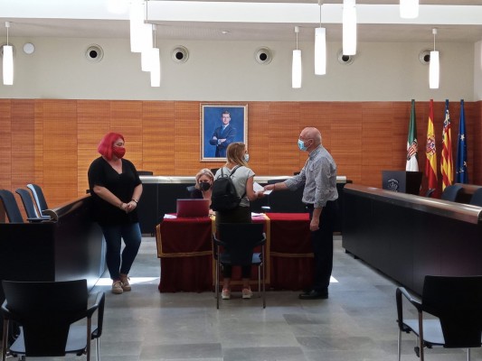 San Vicente entrega las llaves de las viviendas sociales a las familias a las que se han adjudicado