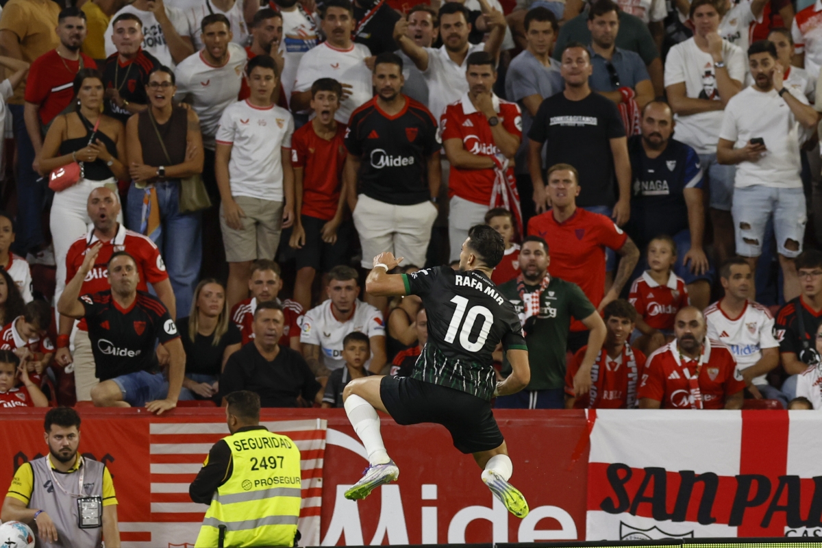 Rafa Mir celebra su gol al Sevilla FC