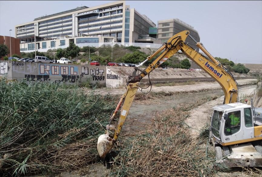 Alicante y Tragsa limpian los cauces de los barrancos de Aguamarga y de las Ovejas