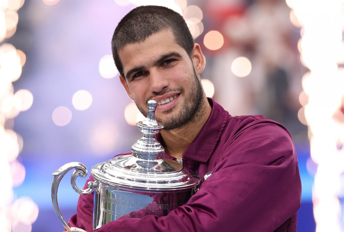 Carlos Alcaraz con el trofeo del US Open. - Foto: ATP 