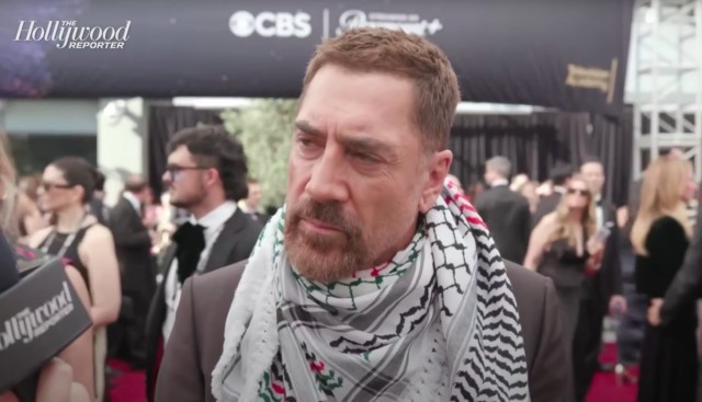 Javier Bardem acude a los Emmy con un pañuelo palestino y denuncia el 