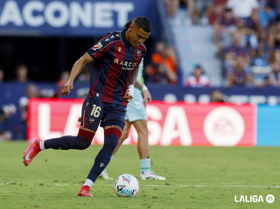 El centrocampista Arriaga, primer hondureño en jugar con el Levante