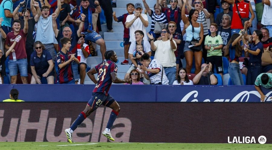 Etta Eyong iguala a Caicedo y Martins al marcar en su estreno como levantinista