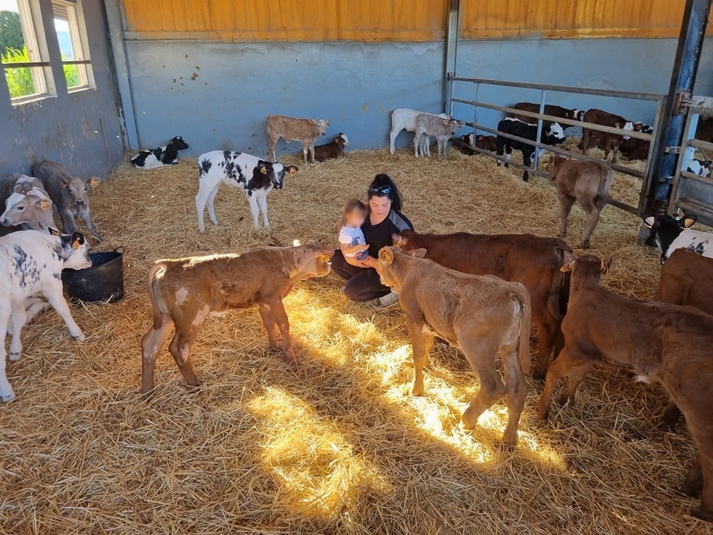 De la moda a la ganadería: la historia de la joven valenciana que descubrió su vocación como granjera en pandemia
