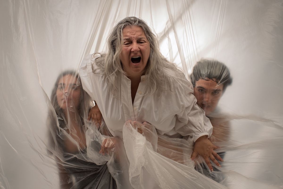 Julio Ros transforma el Teatro Off en un lugar entre la vida y la muerta con 'Viraag'