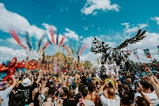 La fiesta inmersiva de la música electrónica 'elrow' llega por primera vez a Murcia: 10 horas, dos escenarios, explosión de color y 20.000 personas