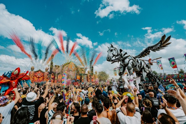 La fiesta inmersiva de la música electrónica 'elrow' llega por primera vez a Murcia: 10 horas, dos escenarios, explosión de color y 20.000 personas