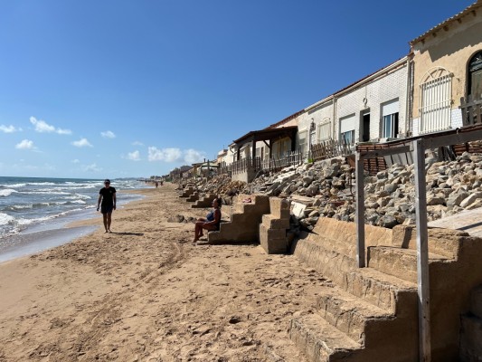 El Gobierno amenaza con acciones legales si la Generalitat no revoca las medidas que frenan los derribos en la playa de Babilonia