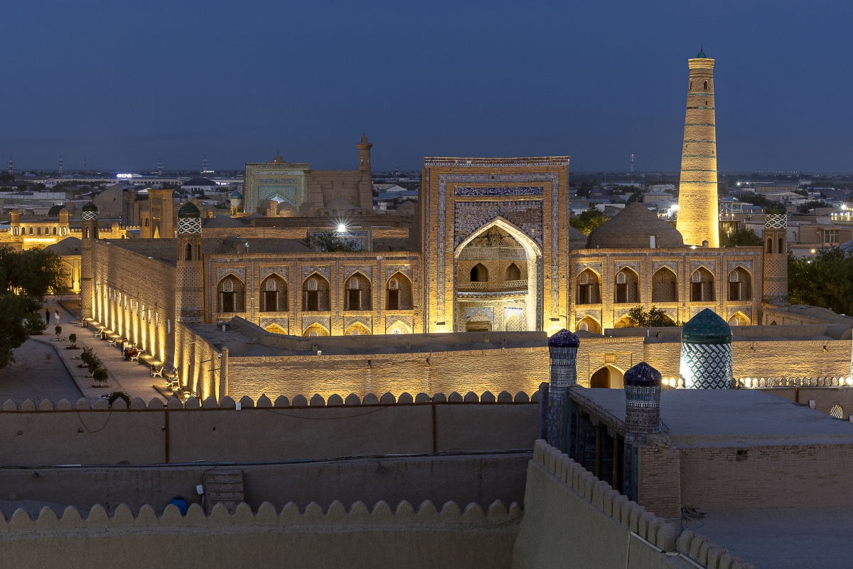 El antiguo conjunto de Ichan-Kala de noche - Olga Briasco El antiguo conjunto de Ichan-Kala de noche