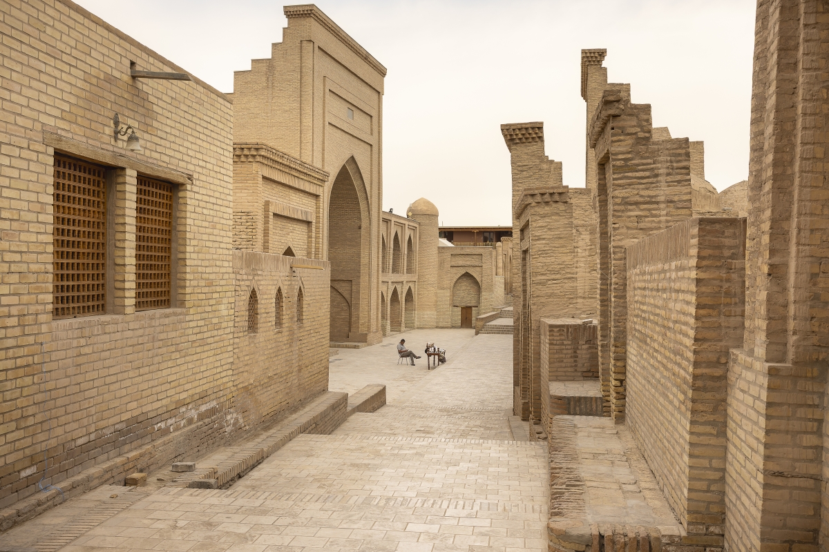 Un vendedor espera en una de las calles a que los turistas lleguen al casco antiguo de Jiva - Olga Briasco Un vendedor espera en una de las calles a que los turistas lleguen al casco antiguo de Jiva