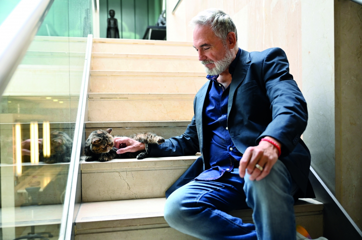 Tono Sanmartín junto a su gata Prada - Alfons Rodríguez Tono Sanmartín junto a su gata Prada