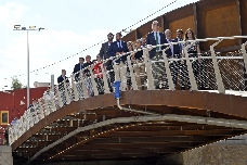 El Raal estrena el nuevo y esperado puente que sustituye al que se derrumbó en 2021 al paso de una hormigonera