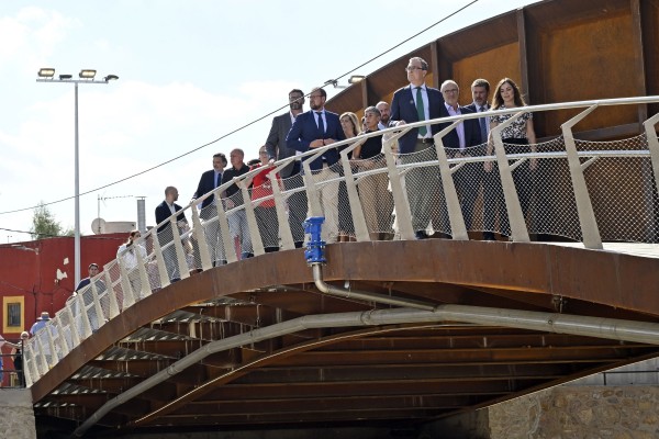 El Raal estrena el nuevo y esperado puente que sustituye al que se derrumbó en 2021 al paso de una hormigonera