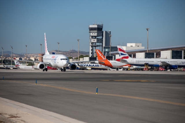 El aeropuerto de Alicante-Elche alarga el verano hasta el invierno y crecerá un 4% en rutas nuevas