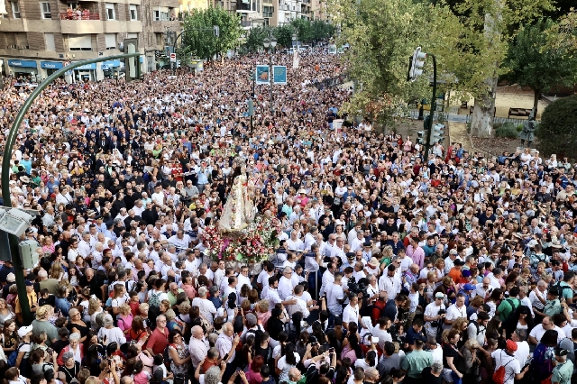 Miles de murcianos llenan de devoción y tradición las calles este martes para acompañar a La Morenica a su Santuario
