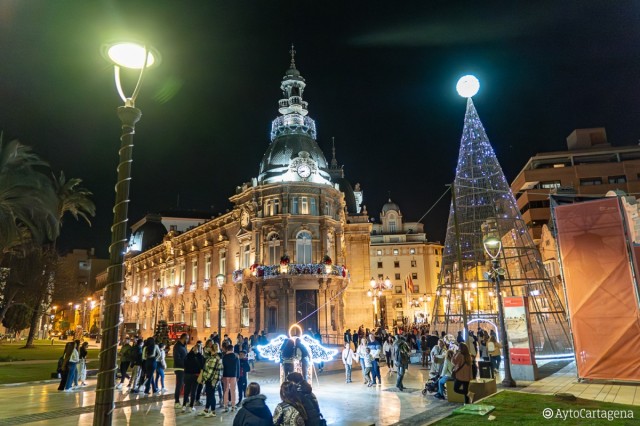 Reyes Magos gigantes y estrella fugaz de 13 metros, entre los montajes singulares de este año para la Navidad de Cartagena