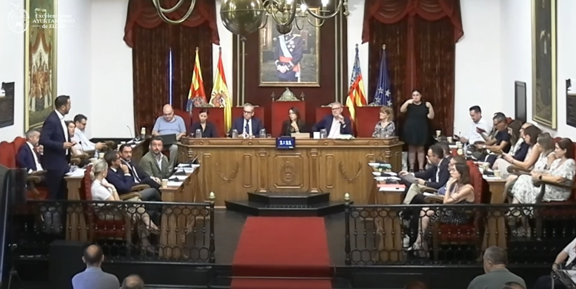 Ruiz interviene criticando al alcalde, con mirada atenta - - AP Ruiz interviene criticando al alcalde, con mirada atenta -