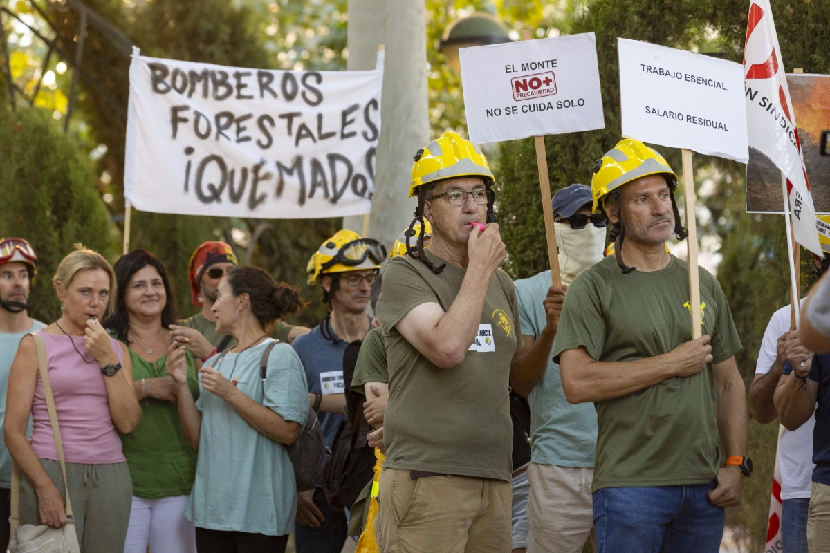 Decenas de bomberos forestales, en una protesta en septiembre. - Foto: EFE / MARCIAL GUILLÉN