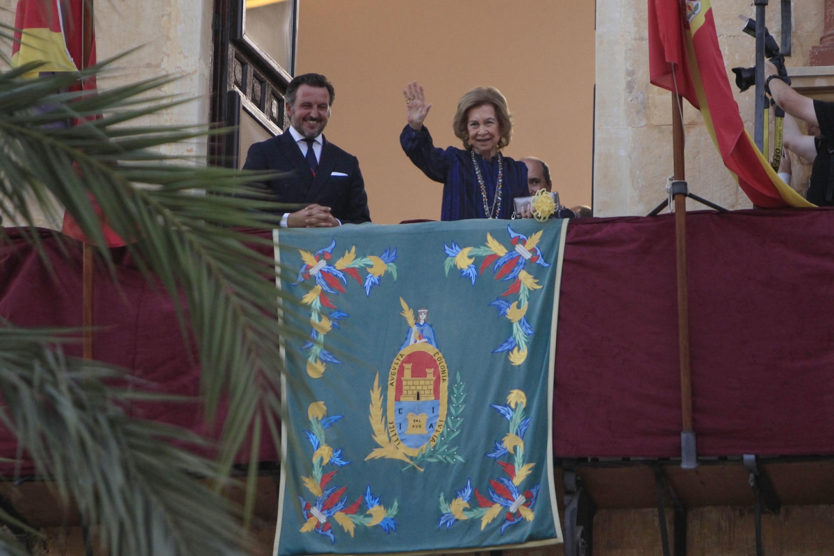 La Reina emérita en el balcón municipal - - Foto: EFE/Morell