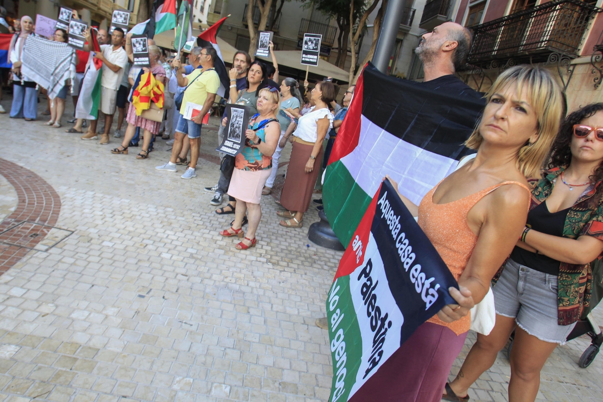 Pequeña concentración frente a la Plaça de Baix -