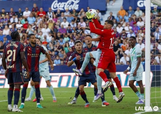 Una victoria, con el premio de la permanencia, y un empate del Levante en Girona