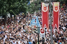 Murcia se echa a la calle para acompañar a la Patrona en una de sus romerías más multitudinarias