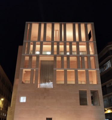 Iluminan de dorado el Edificio Moneo, el Cauce del Río y el Palacio Almudí por el cáncer infantil
