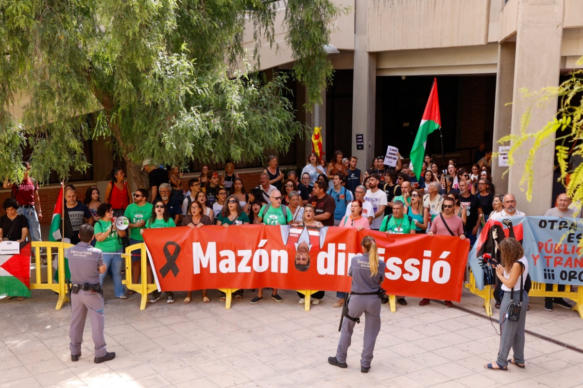 Unas 150 personas piden la dimisión de Mazón antes del acto de apertura del curso de la UA 