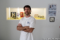 El arte escrito con buena letra de Víctor Azor: expone en Cartagena 'De la palabra a la emoción, a través de la caligrafía'