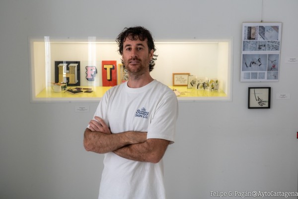 El arte escrito con buena letra de Víctor Azor: expone en Cartagena 'De la palabra a la emoción, a través de la caligrafía'