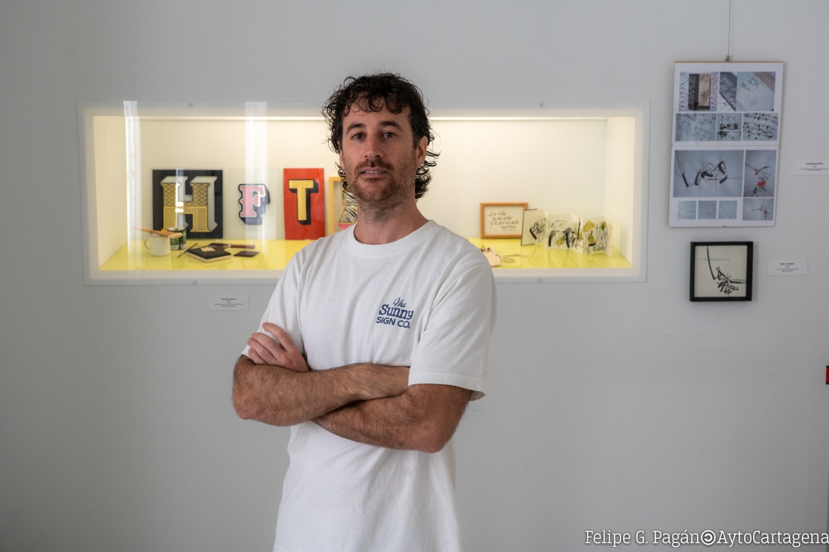 El arte escrito con buena letra de Víctor Azor: expone en Cartagena 'De la palabra a la emoción, a través de la caligrafía'