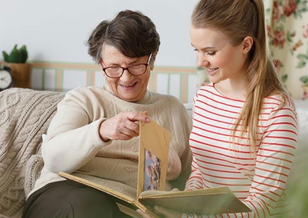 Compartir piso entre generaciones: la convivencia inesperada