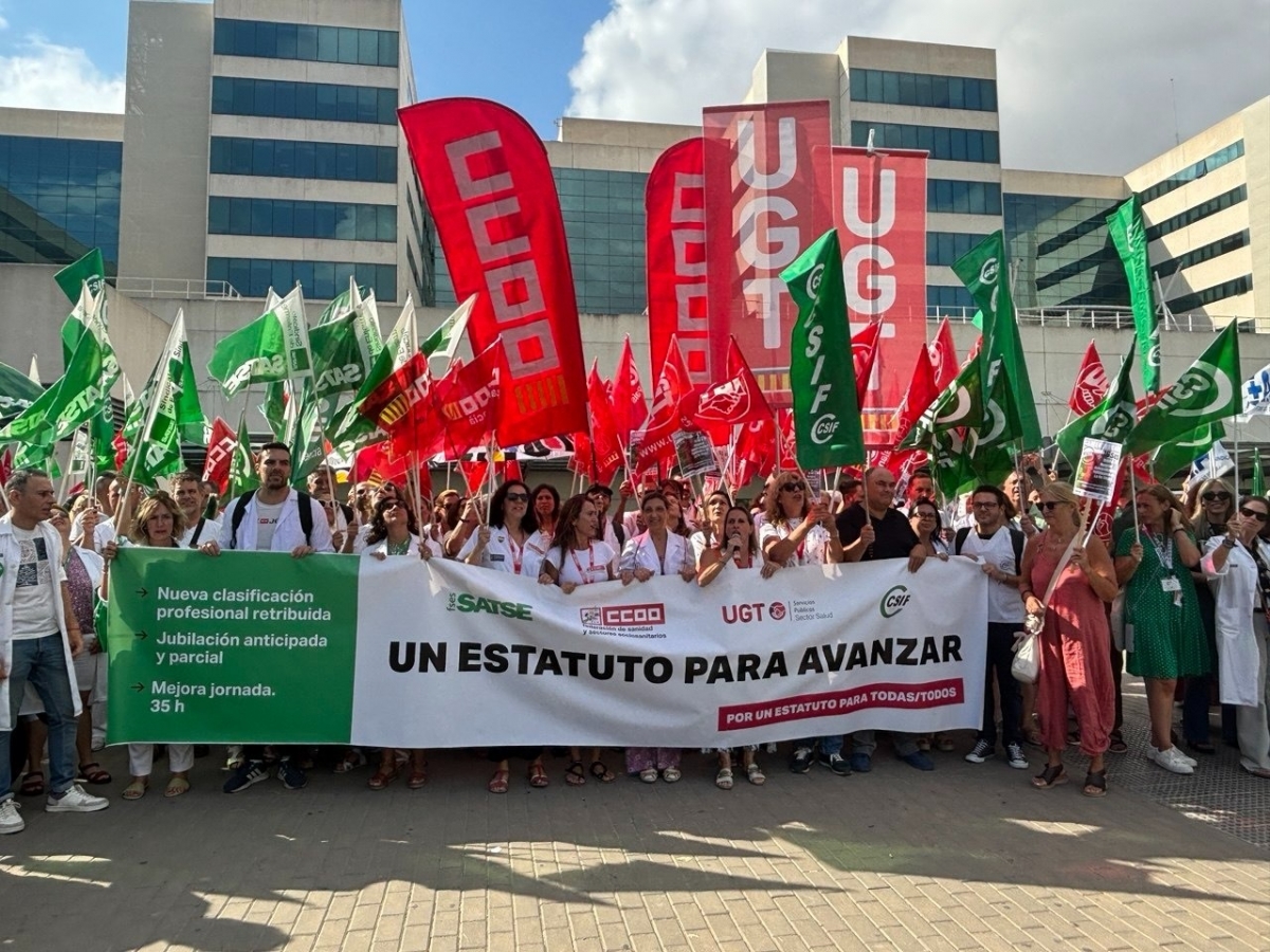 Sanitarios valencianos se concentran para exigir seguir negociando el Estatuto Marco