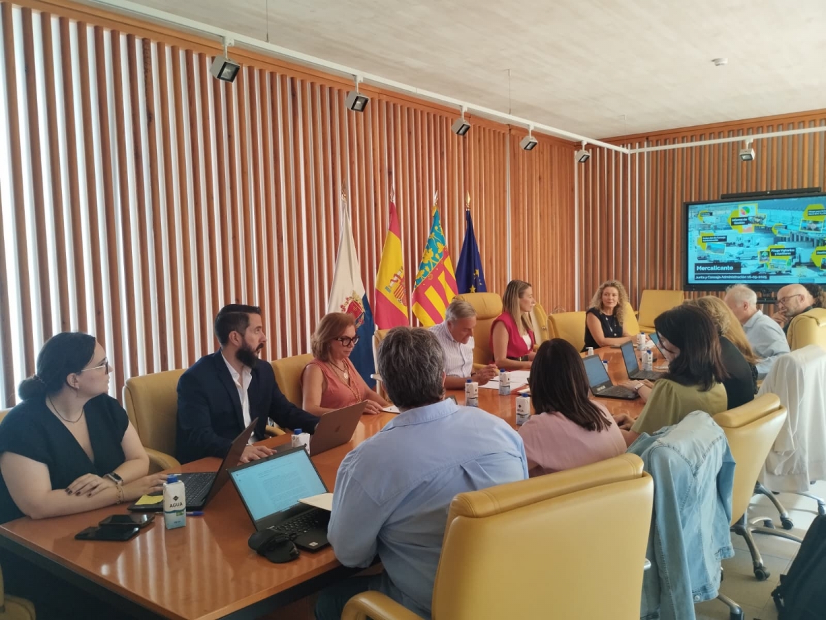 Un momento de la reunión del consejo de Mercalicante. - Un momento de la reunión del consejo de Mercalicante.