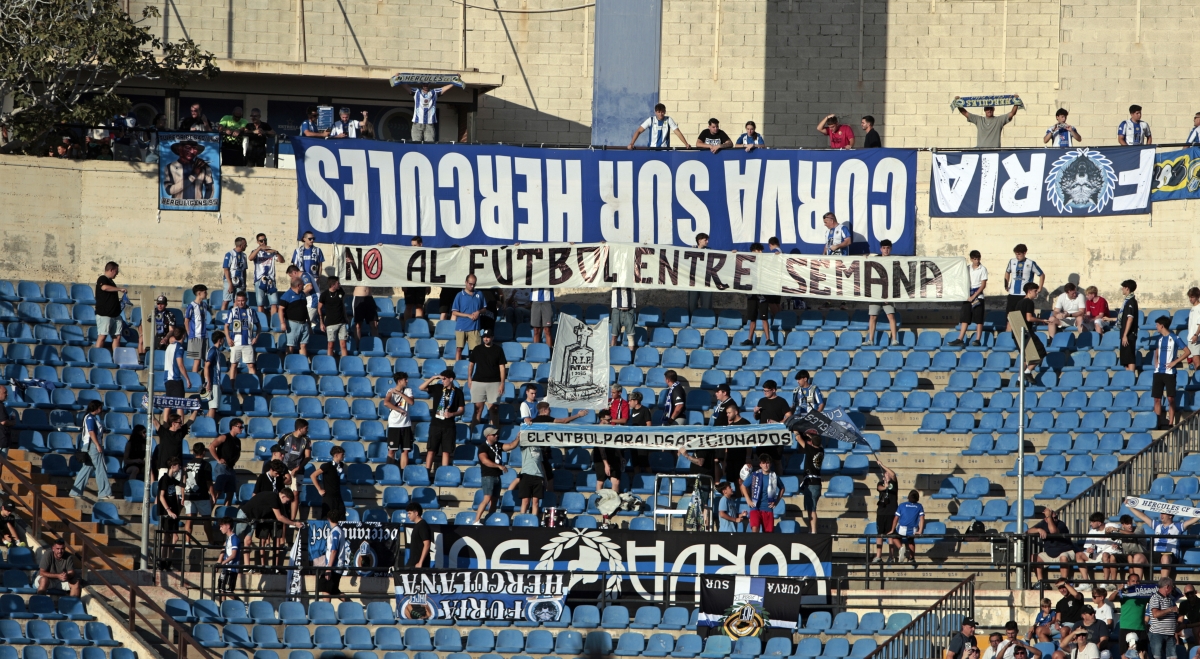 La afición del Hércules CF protesta por los horarios de los partidos - Foto: PLAZA