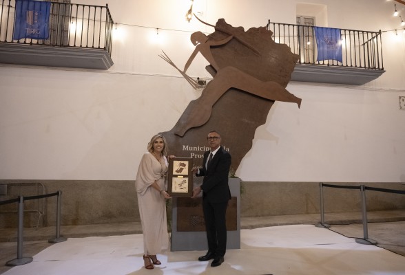 El Día de la Provincia 'deja huella' en Tírig con una escultura en la plaza del Mercado