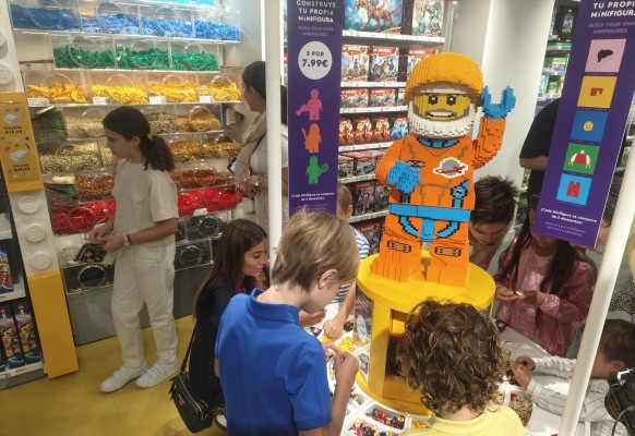 Lego inaugura su primera tienda en València con experiencias interactivas y sets exclusivos