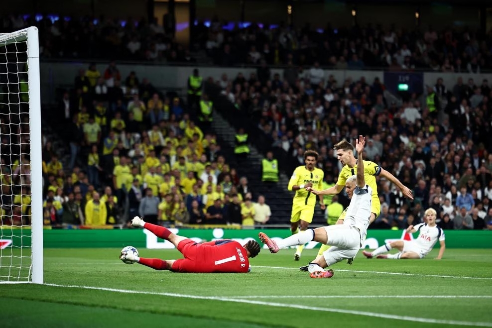 Un gol en propia de Luiz Junior condena al Villarreal a irse sin nada pese a jugar bien en Londres